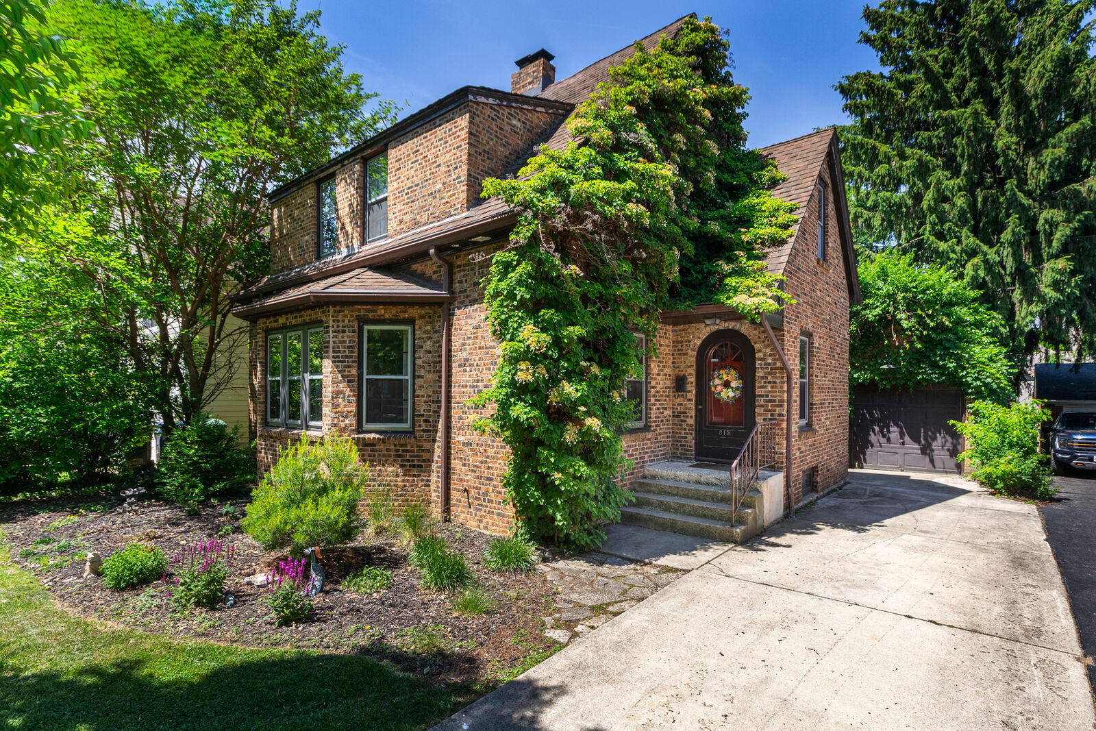 Property Photo: 815 N Eagle Street IL 60563