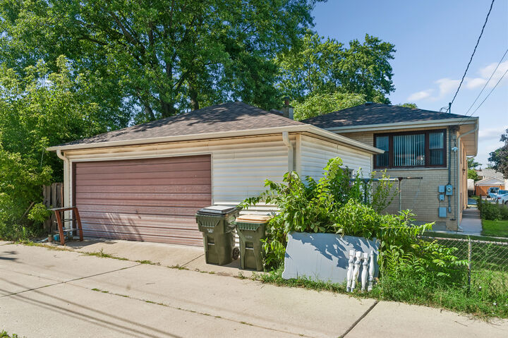 Property Photo:  7017 W Jarvis Avenue  IL 60714 