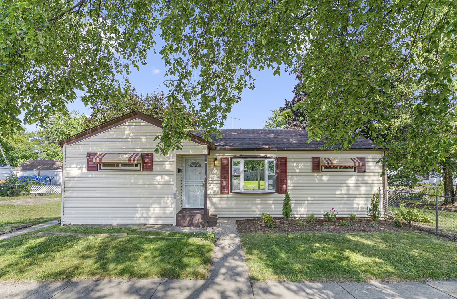 Property Photo:  707 S Elmwood Avenue  IL 60085 