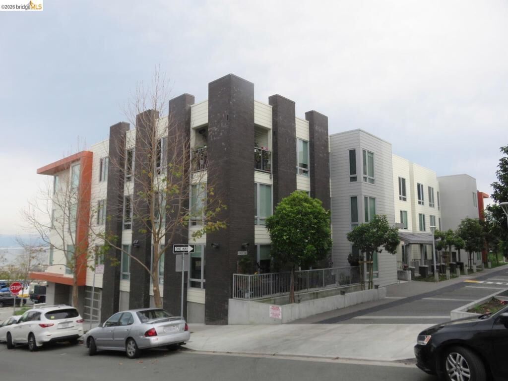 Property Photo:  10 Kennedy Pl 203  CA 94124 