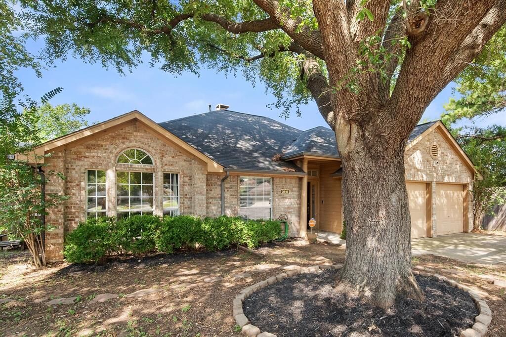 Property Photo:  2818 Glen Ridge Drive  TX 76016 