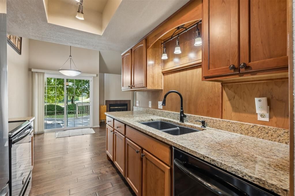 Property Photo: 905 W Parkway Drive OK 74075