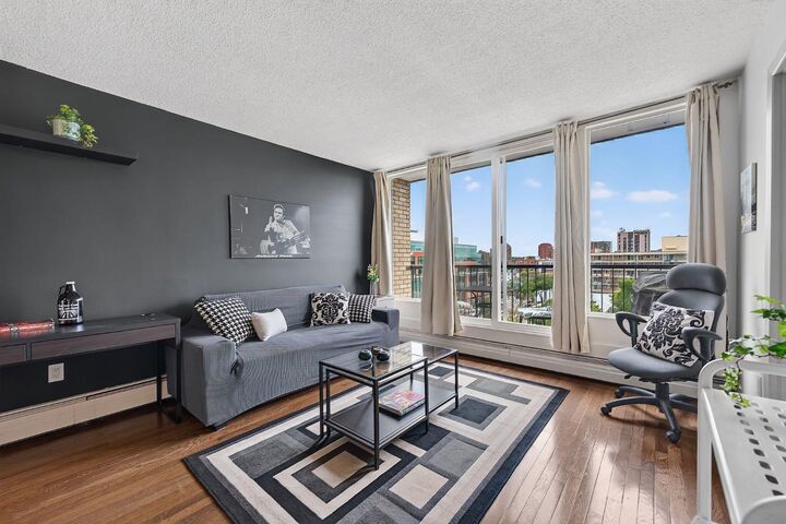 Property Photo: 505 19 Avenue SW 606 AB T2S 0E4