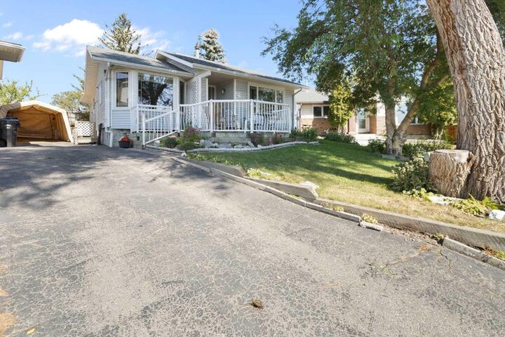 Property Photo: 243 Radcliffe Place SE AB T2A 6M9