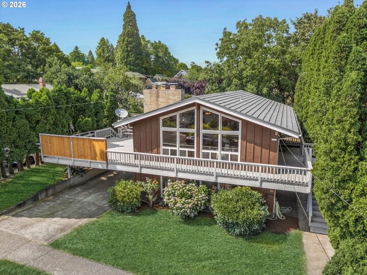 Property Photo:  7647 SE Hawthorne Blvd  OR 97215 