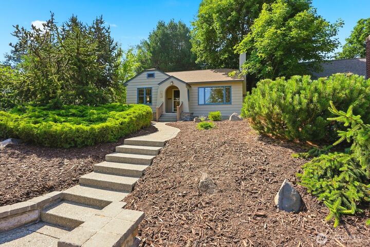 Property Photo:  702 E 3rd Avenue  WA 98926 