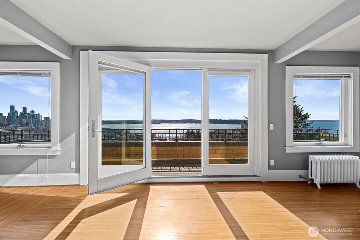 Property Photo:  604 W Kinnear Place  WA 98119 