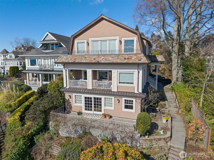 Property Photo: 604 W Kinnear Place WA 98119