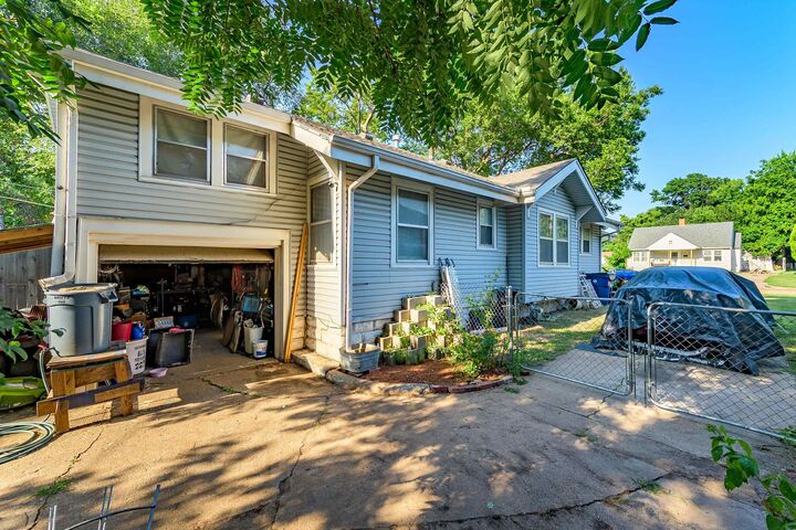 Property Photo: 661 N Estelle Ave KS 67214-4636