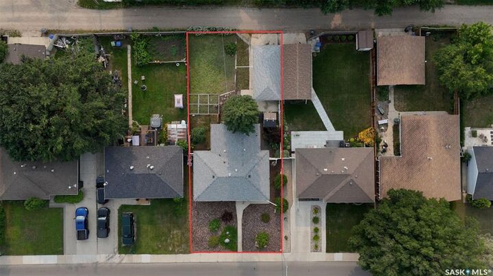 Property Photo: 2808 Clarence Avenue S SK S7J 1M8