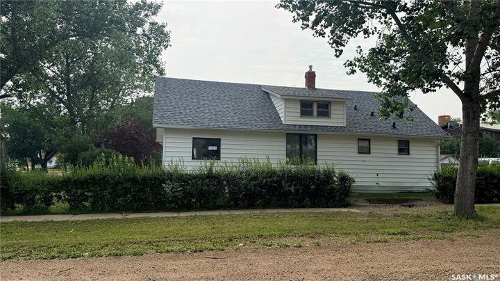 Property Photo:  402 Saskatchewan Avenue  SK S0C 2L0 