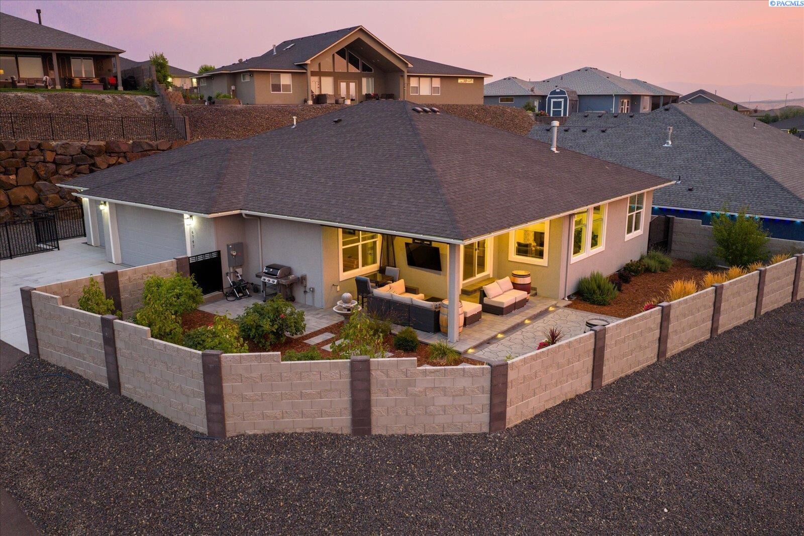 Property Photo: 6747 Collins Rd WA 99353-8339