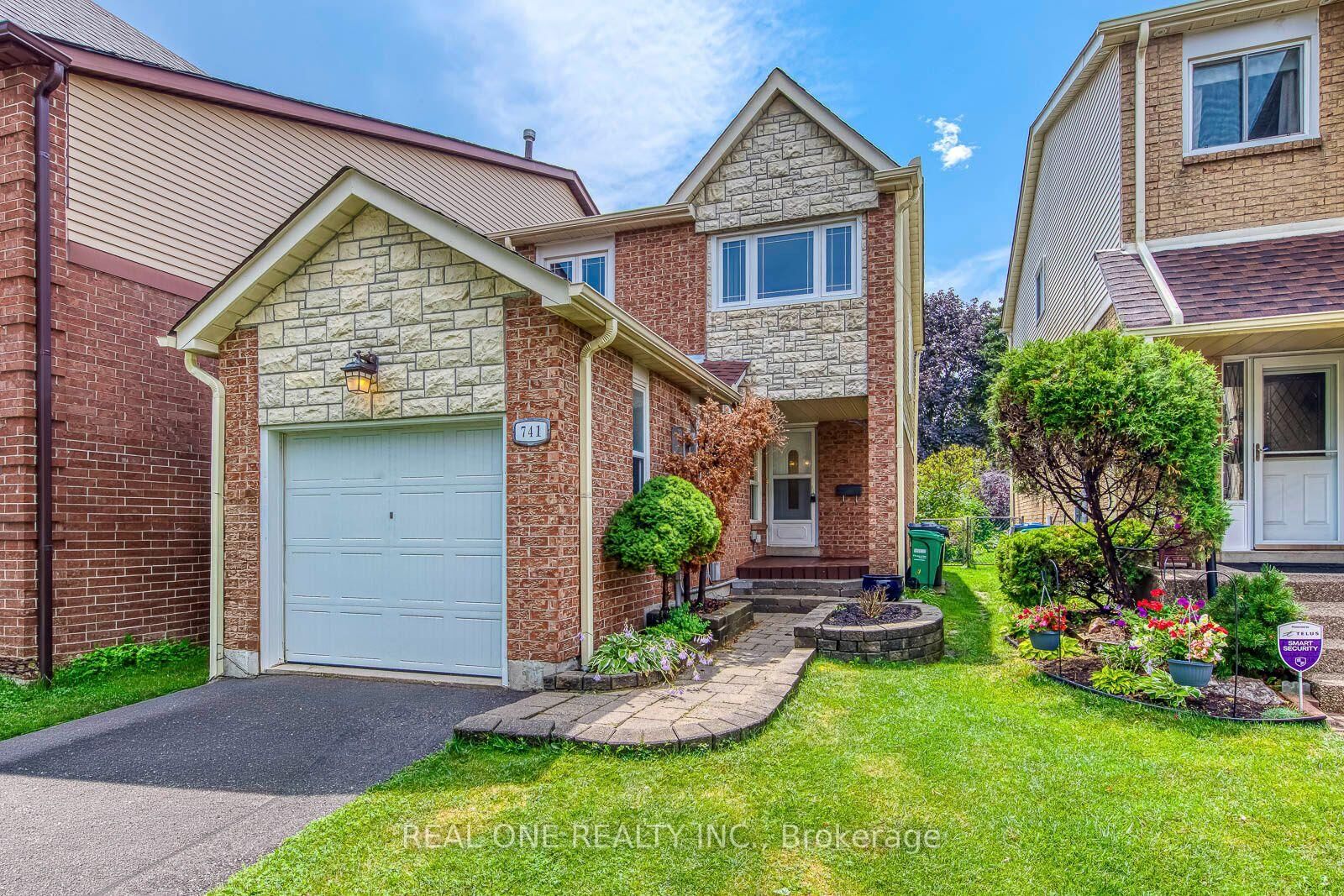 Property Photo:  741 Queensbridge Drive  ON L5C 3T3 
