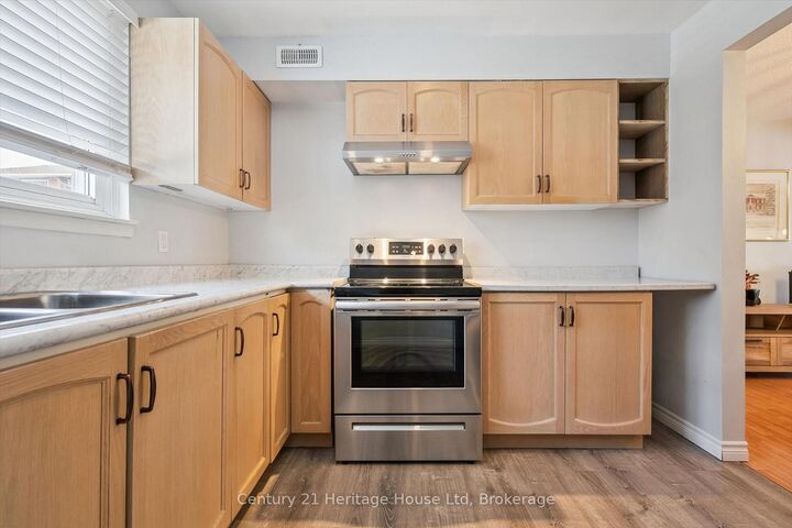 Property Photo: 201 Silvercreek Parkway N 15 ON N1H 3T4