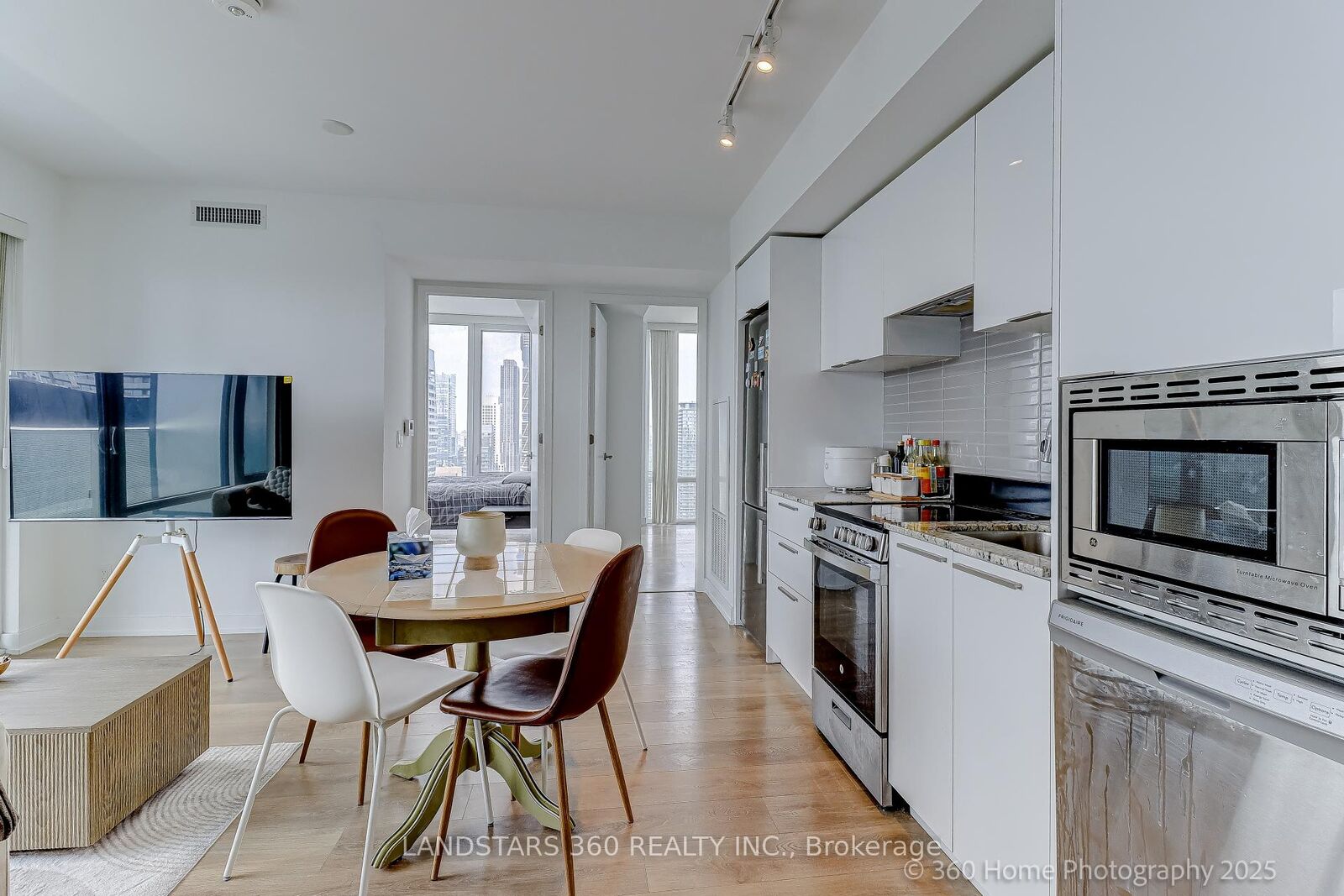 Property Photo:  501 Yonge Street 4202  ON L1V 1H9 