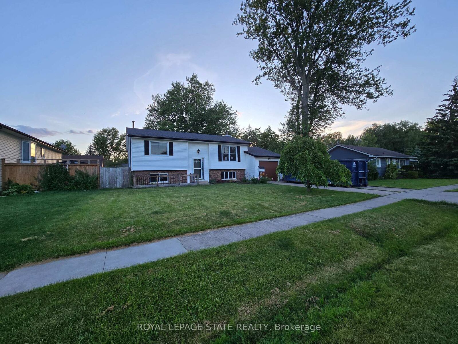 Property Photo: 697 Ferndale Avenue ON L2A 5C7