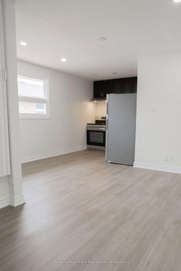 Property Photo:  86 Mary Street W 2  ON K9V 5G3 