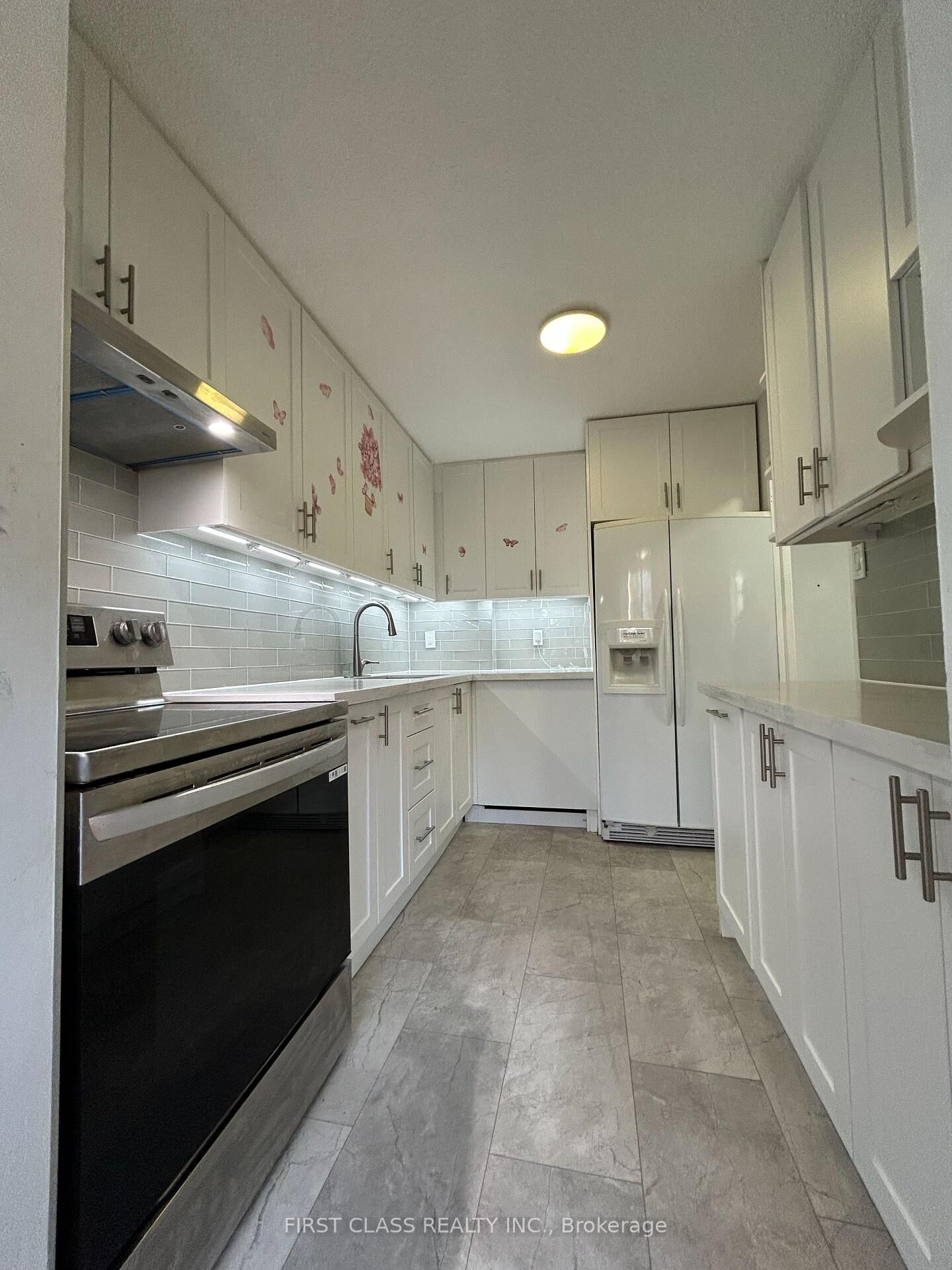 Property Photo:  2121 Roche Court 106  ON L5K 2C7 
