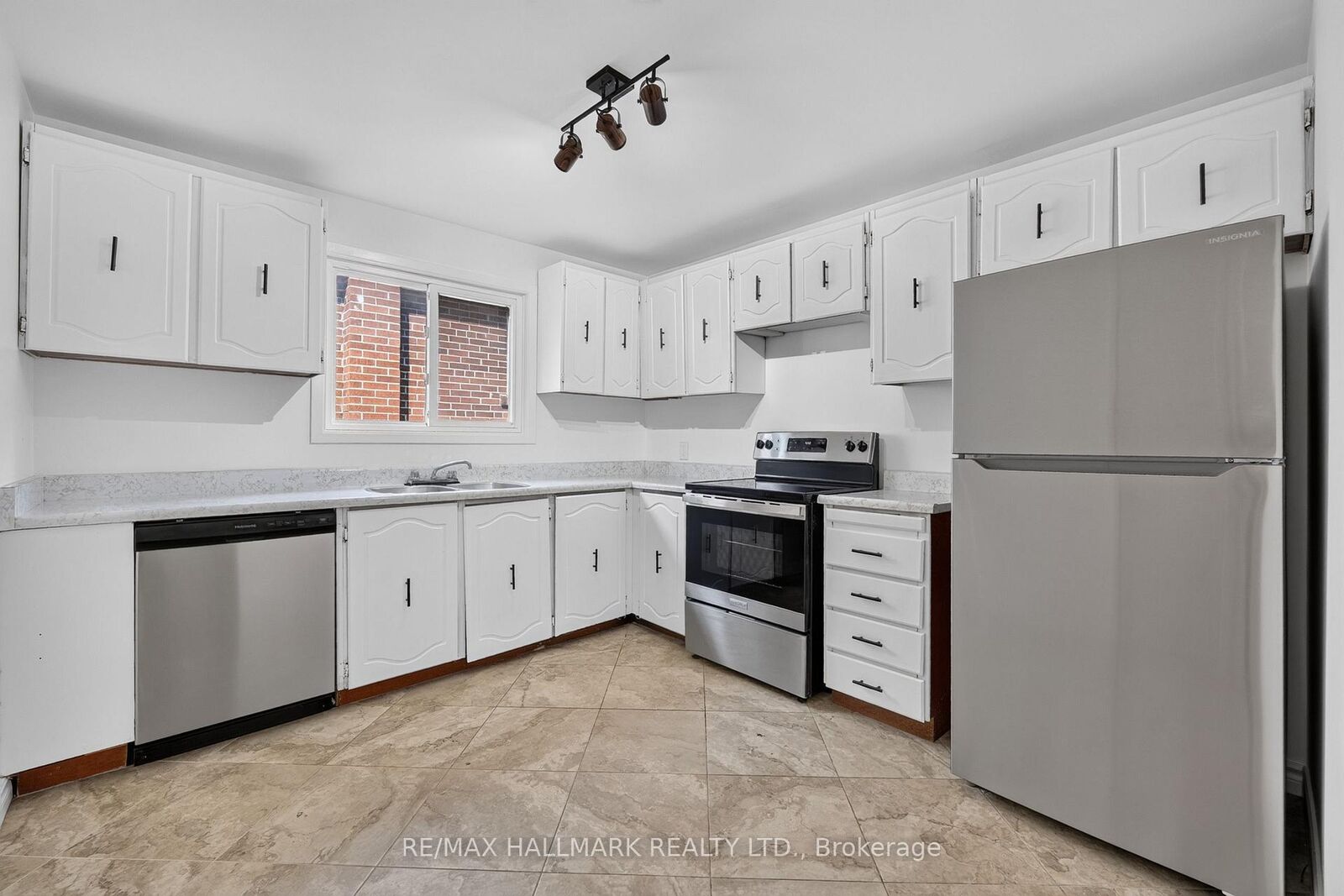 Property Photo: 402 Kingston Road Upper / 2nd ON M4L 1T9
