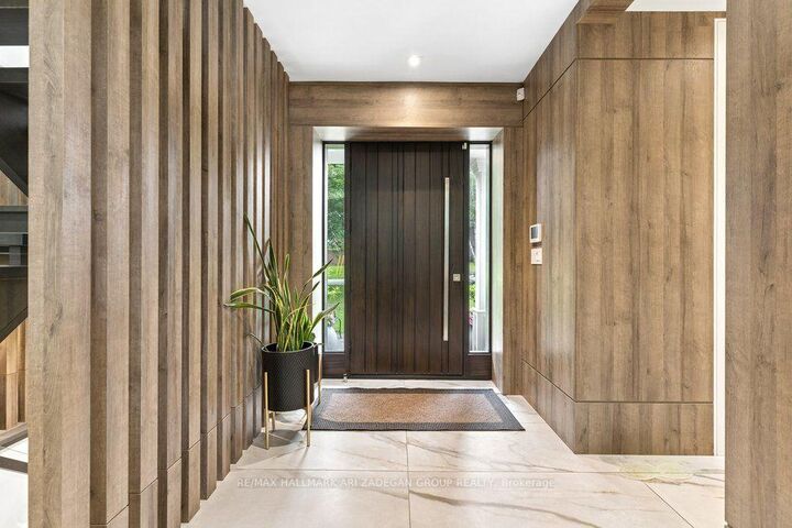Property Photo: 150 Sandringham Drive . ON M3H 1E3