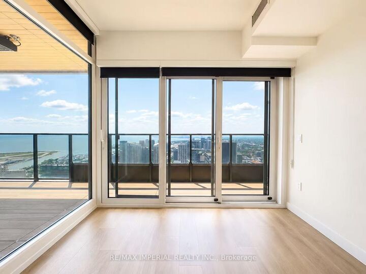 Property Photo: 3 Concord Cityplace Way 5701 ON M5V 0X4