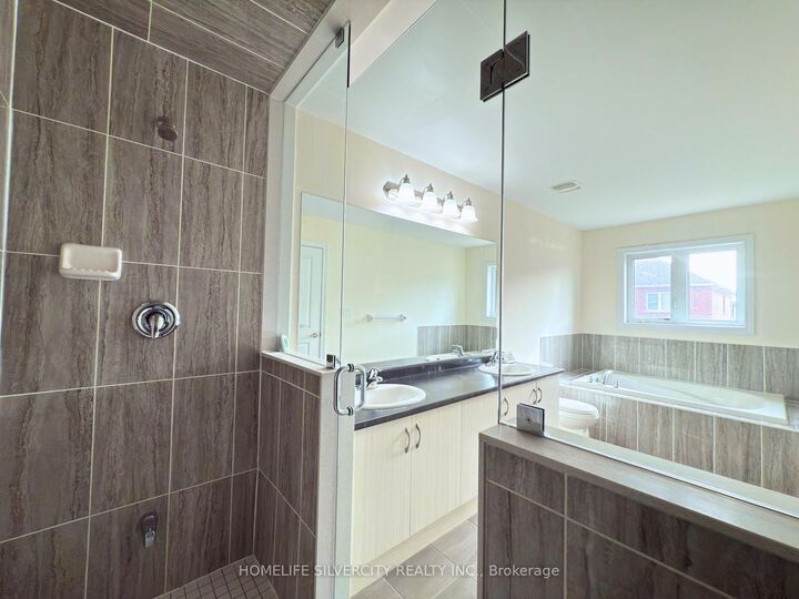 Property Photo:  35 Sparkle Drive  ON L2V 0H2 