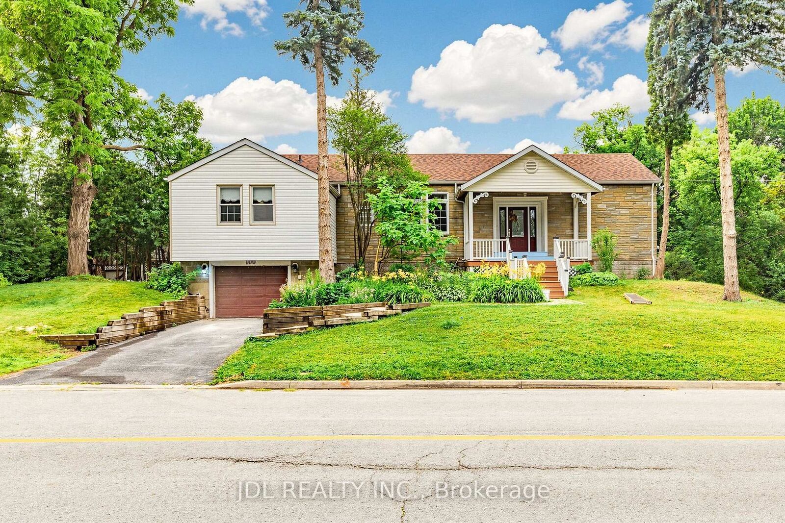 Property Photo:  100 Roxborough Road  ON L3Y 3L2 