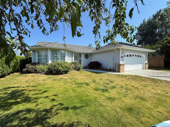 688 Albatross Cres — photo 1