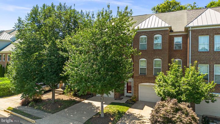 Property Photo: 12087 Edgemere Circle VA 20190