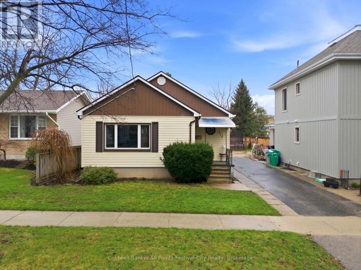 Property Photo:  113 Quebec Street  ON N7A 2G6 