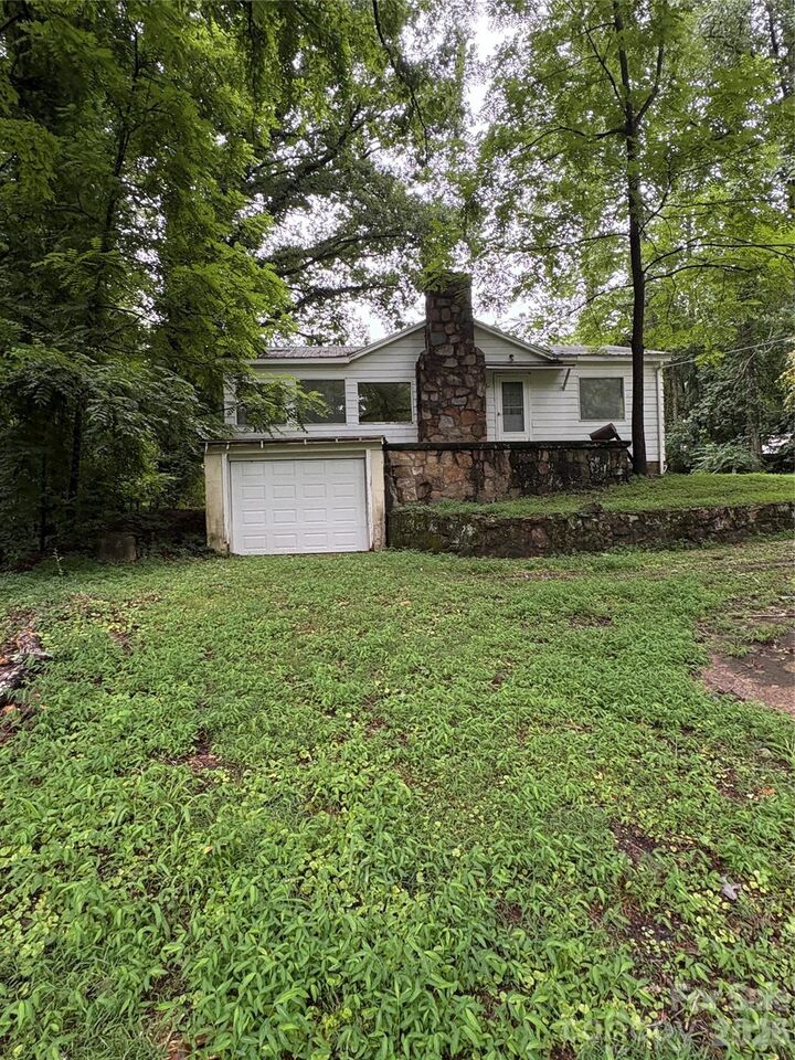 Property Photo: 912 Halstead Boulevard NC 28791