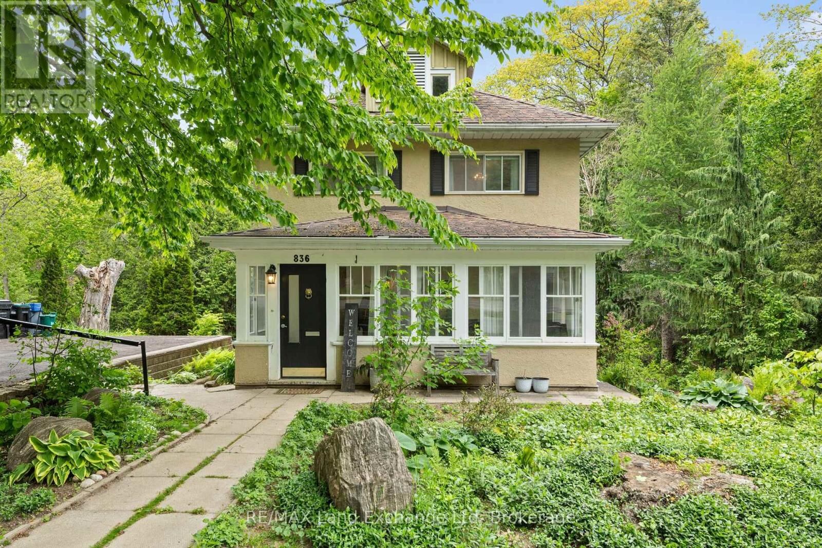 Property Photo: 836 Victoria Street ON L4R 1B6