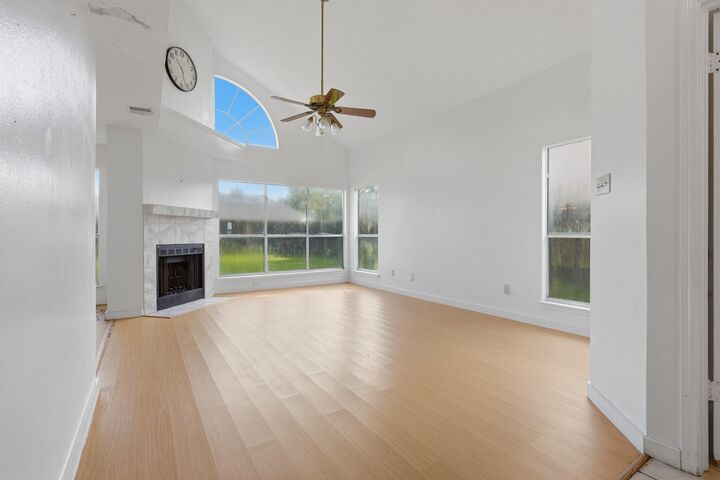 Property Photo:  810 Derby Lane  TX 77489 