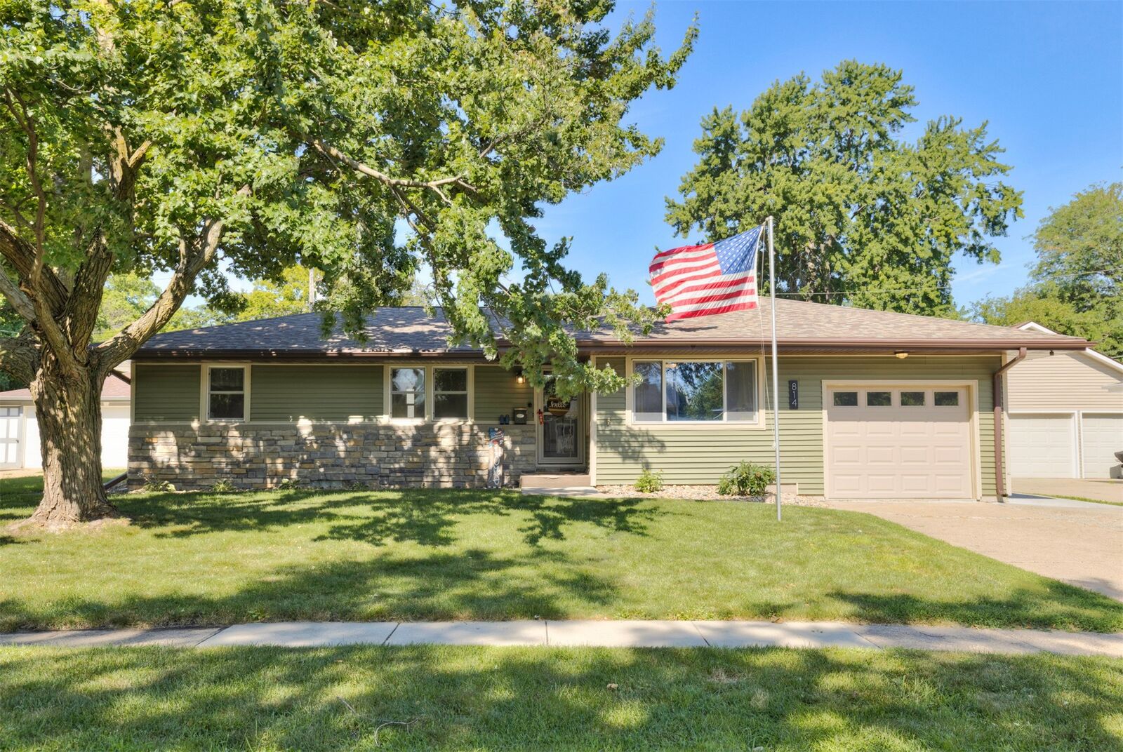 Property Photo:  814 SE Oak Drive  IA 50021 