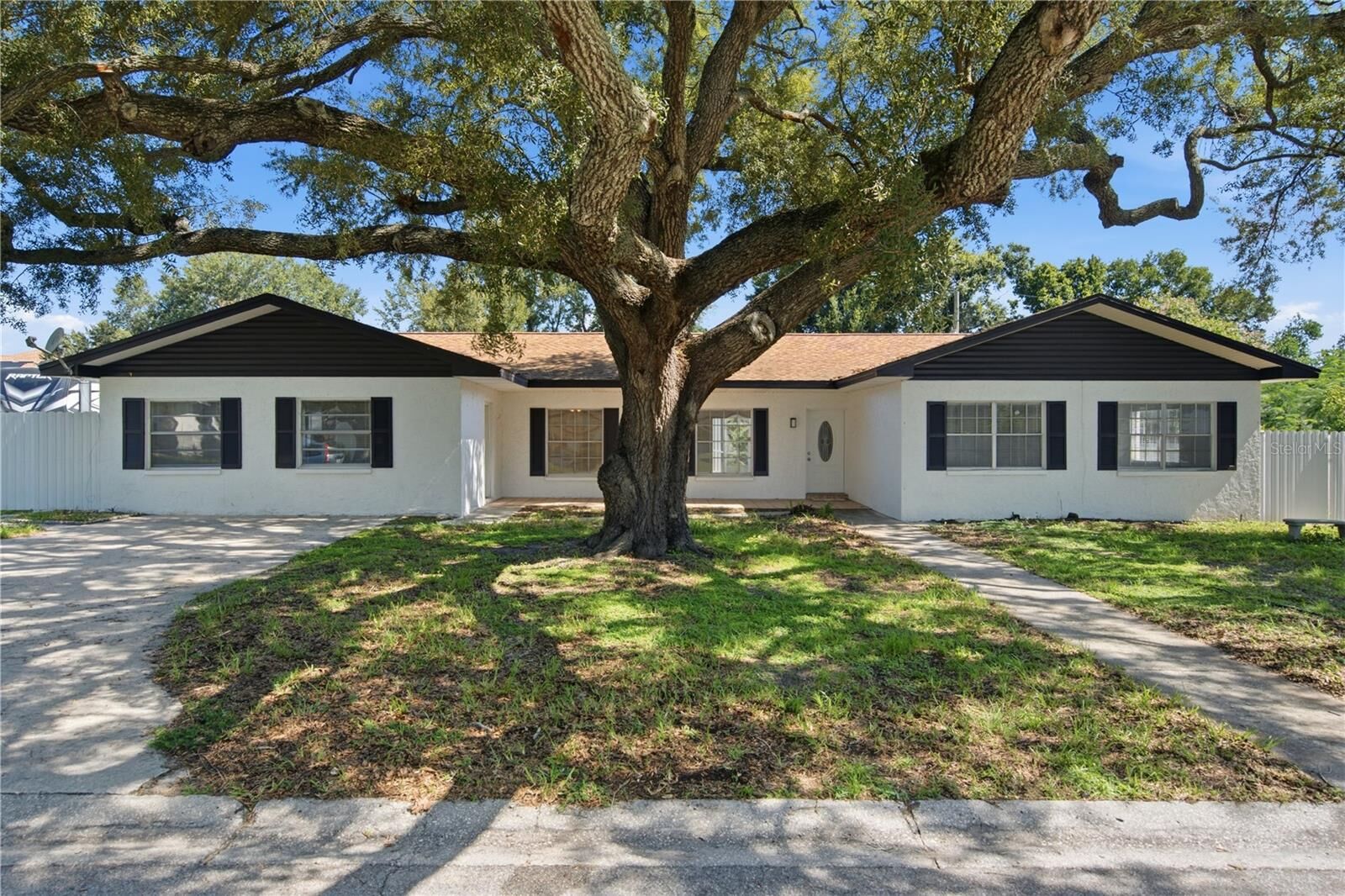Property Photo:  604 Royal Crest Drive  FL 33511 