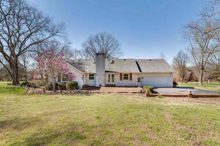 Property Photo:  100 Bluegrass Cv  TN 37075 
