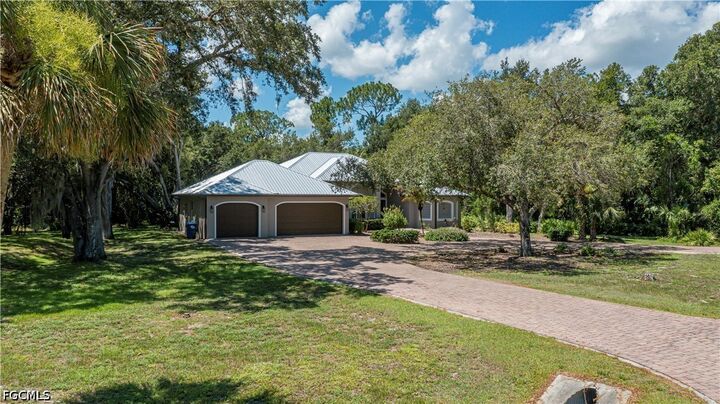 Property Photo:  4033 Oak Haven Drive  FL 33935 