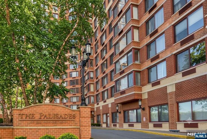 Property Photo:  100 Old Palisade Road 3906  NJ 07024 