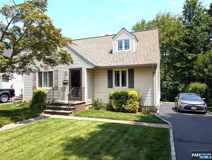 Property Photo:  70 Bromley Place  NJ 07110 