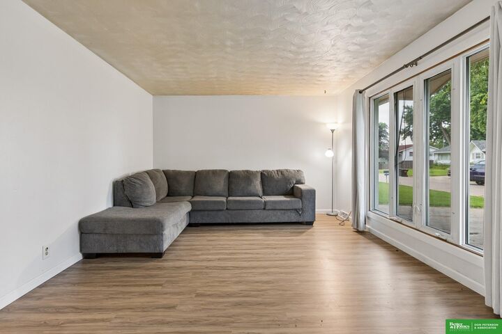 Property Photo: 1423 W 10th Street NE 68025