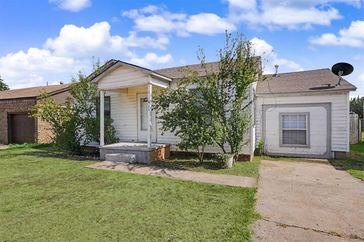 Property Photo:  1016 E Liveoak Street  OK 73521 