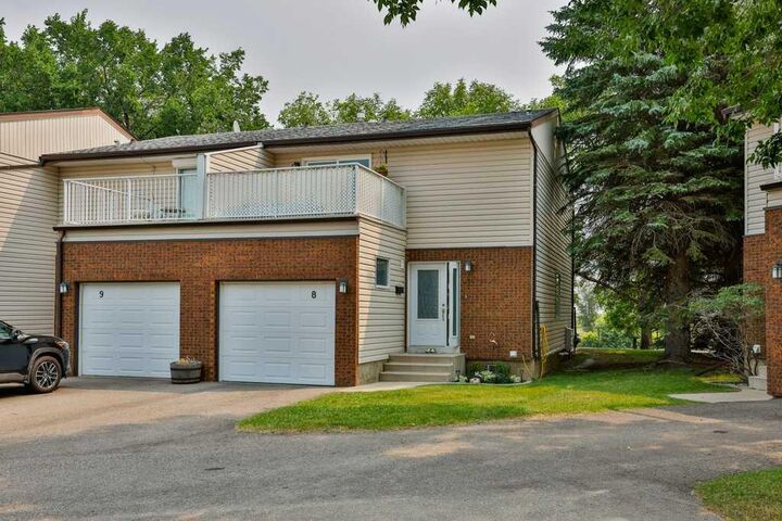 Property Photo: 29 Brock Place W 8 AB T1K 4C1