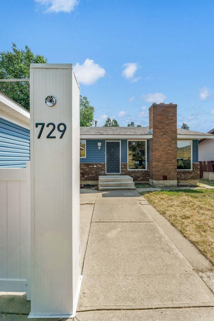 Property Photo:  729 3 Street NW  AB T1A 7P6 