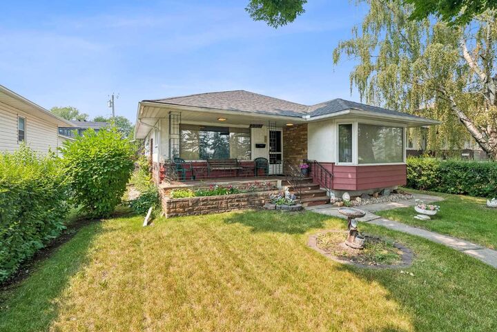 Property Photo:  2307 7 Street NE  AB T2E 4C7 