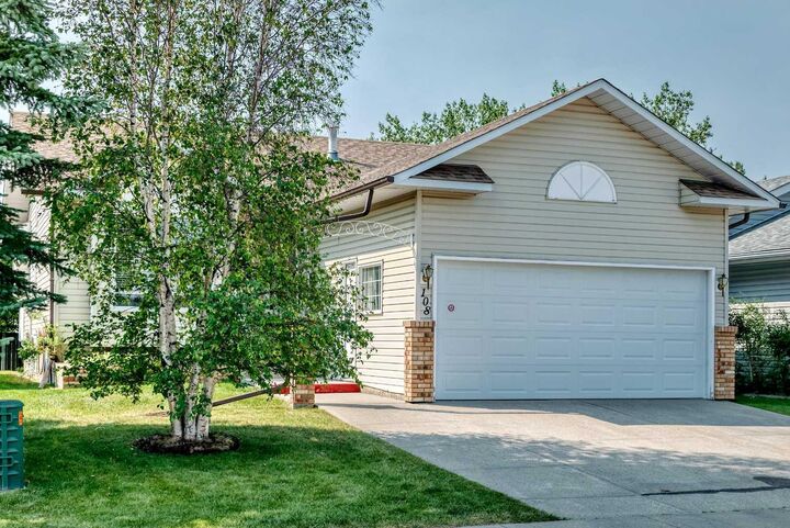 108 Woodside Close NW — photo 1