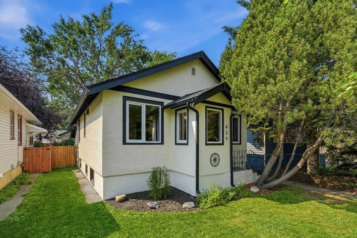 Property Photo:  439 13 Avenue NE  AB T2E 1C3 