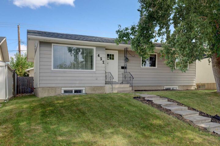 452 Queen Alexandra Way SE — photo 1