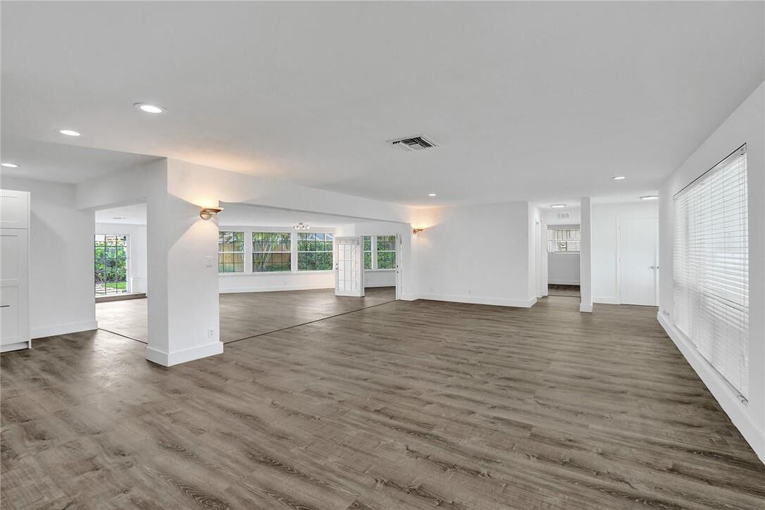 Property Photo: 5981 NE 22nd Way FL 33308