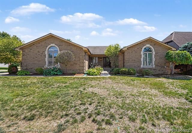 Property Photo:  2664 Woodford Drive  MI 48310 