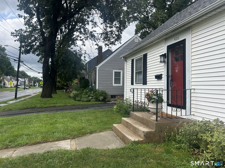 Property Photo:  406 Oakwood Avenue  CT 06110 